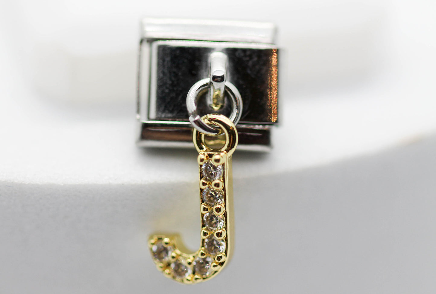 CHARM INICIAL COLGANTE CIRCONIAS;  PULSERA ITALIANA DIJE DORADO.  ¡Elige tu inicial!