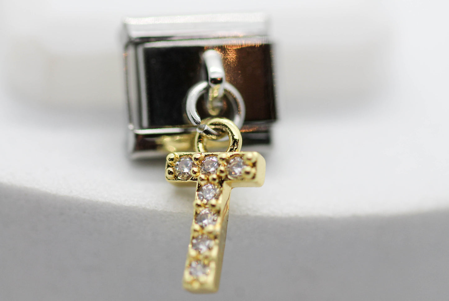 CHARM INICIAL COLGANTE CIRCONIAS;  PULSERA ITALIANA DIJE DORADO.  ¡Elige tu inicial!