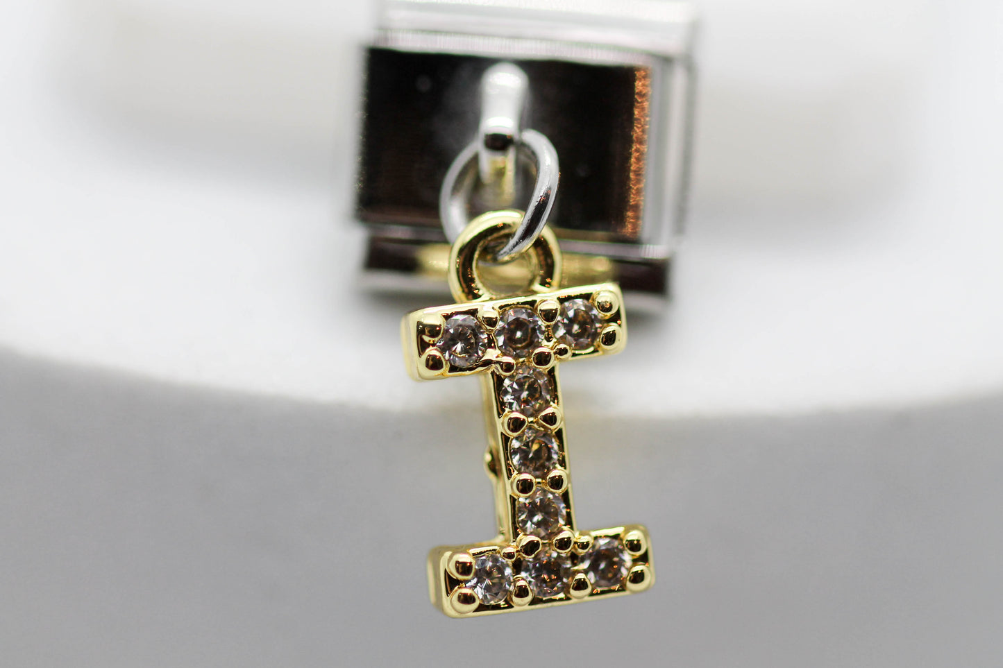 CHARM INICIAL COLGANTE CIRCONIAS;  PULSERA ITALIANA DIJE DORADO.  ¡Elige tu inicial!