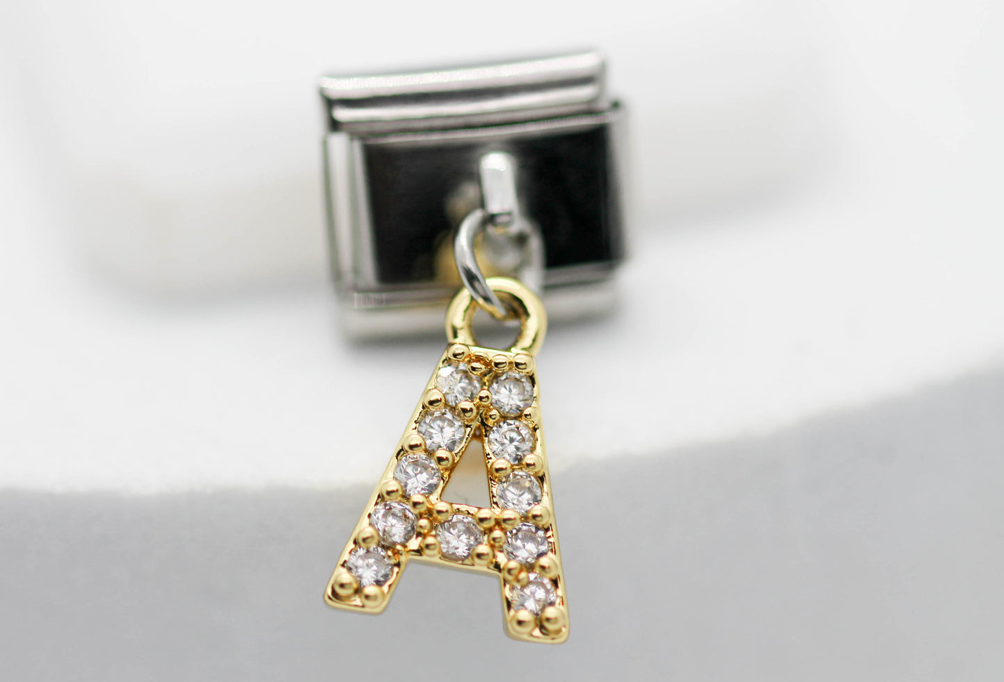 CHARM INICIAL COLGANTE CIRCONIAS;  PULSERA ITALIANA DIJE DORADO.  ¡Elige tu inicial!