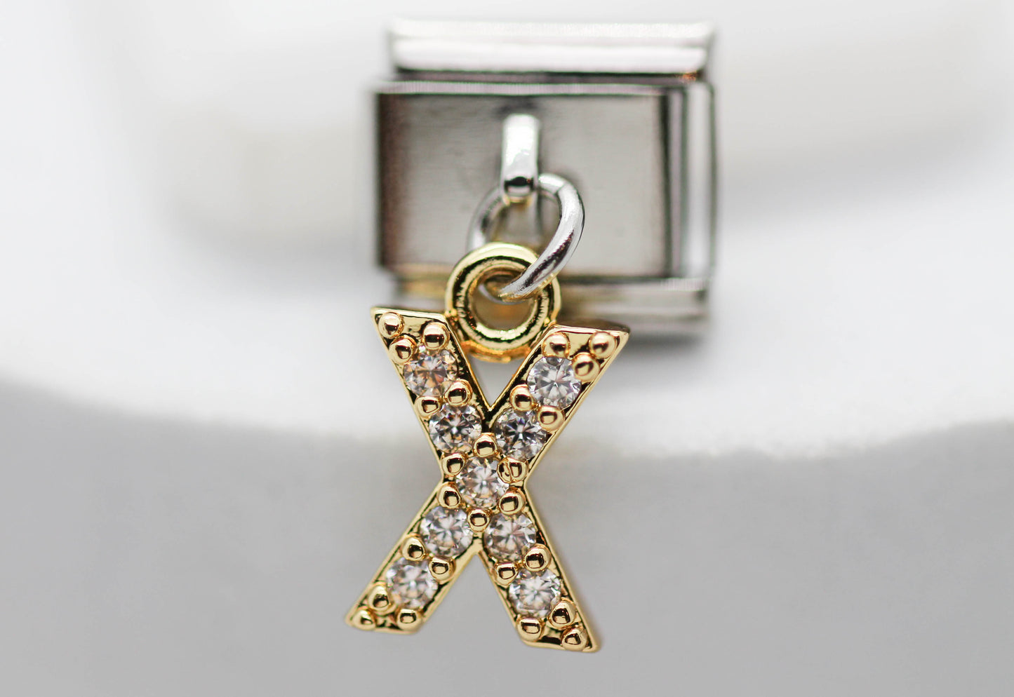 CHARM INICIAL COLGANTE CIRCONIAS;  PULSERA ITALIANA DIJE DORADO.  ¡Elige tu inicial!