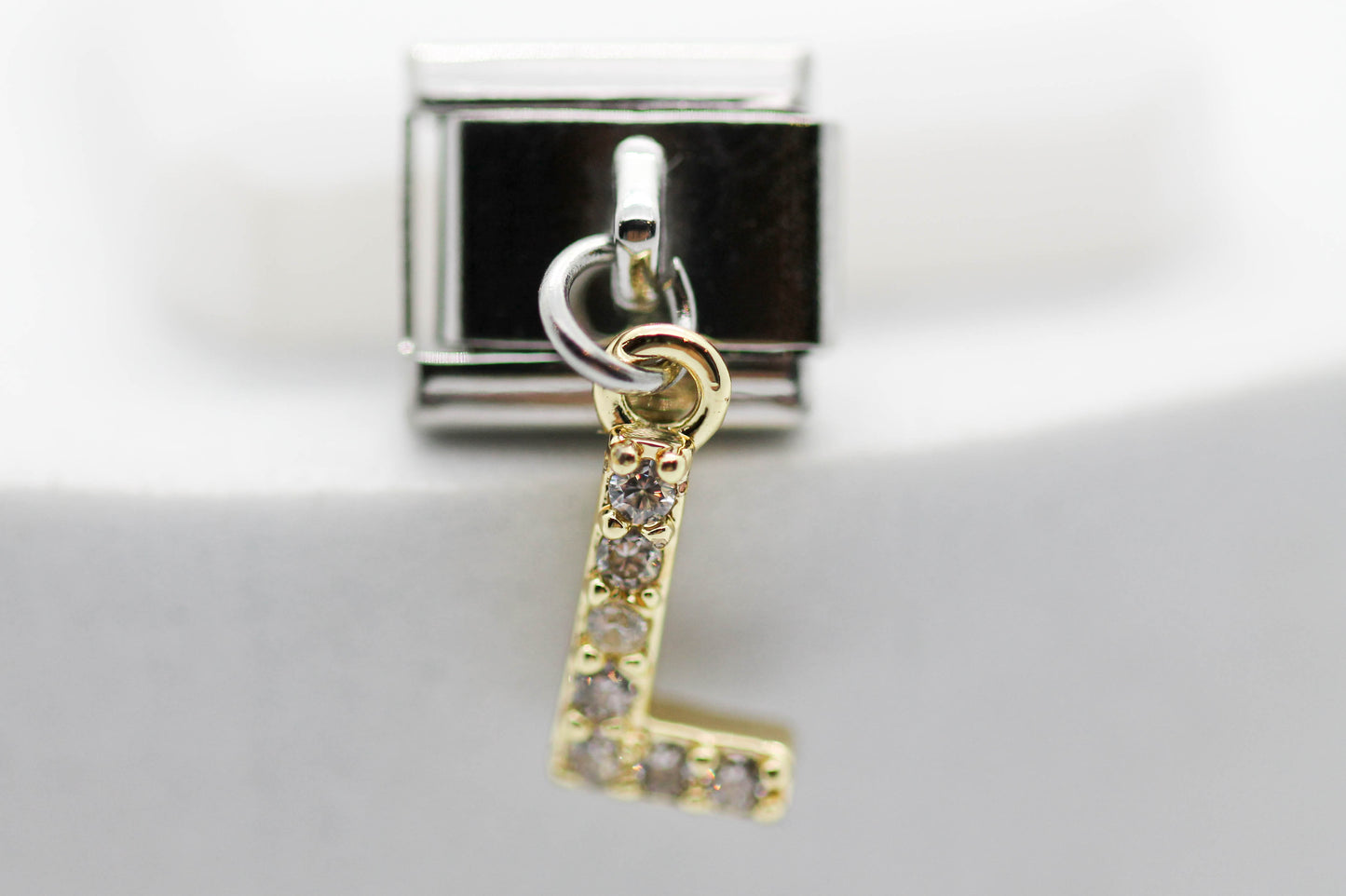 CHARM INICIAL COLGANTE CIRCONIAS;  PULSERA ITALIANA DIJE DORADO.  ¡Elige tu inicial!
