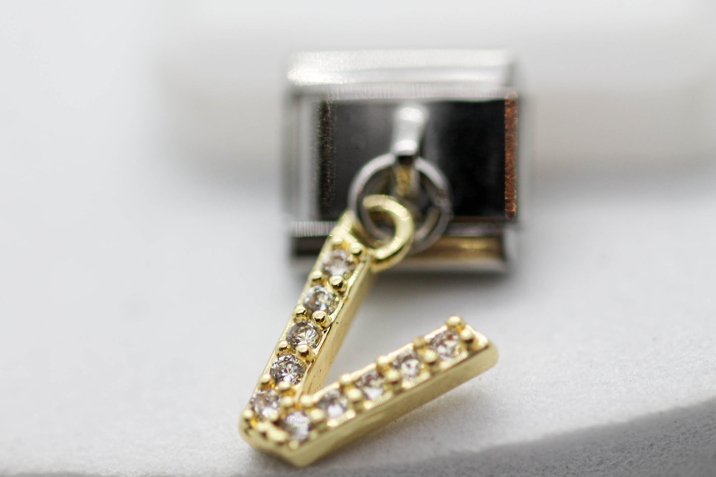 CHARM INICIAL COLGANTE CIRCONIAS;  PULSERA ITALIANA DIJE DORADO.  ¡Elige tu inicial!