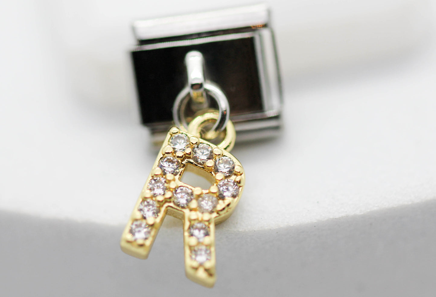 CHARM INICIAL COLGANTE CIRCONIAS;  PULSERA ITALIANA DIJE DORADO.  ¡Elige tu inicial!