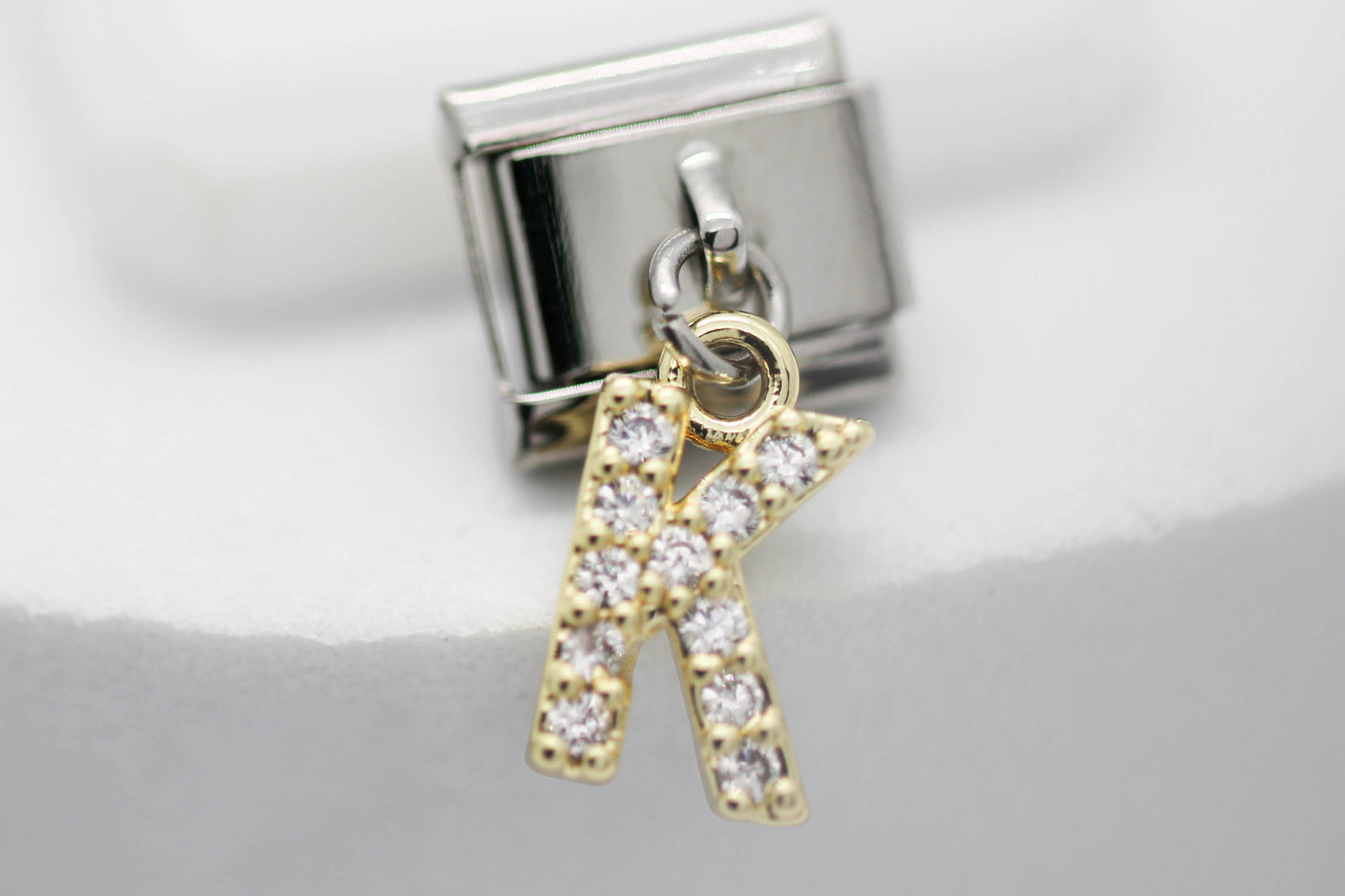 CHARM INICIAL COLGANTE CIRCONIAS;  PULSERA ITALIANA DIJE DORADO.  ¡Elige tu inicial!