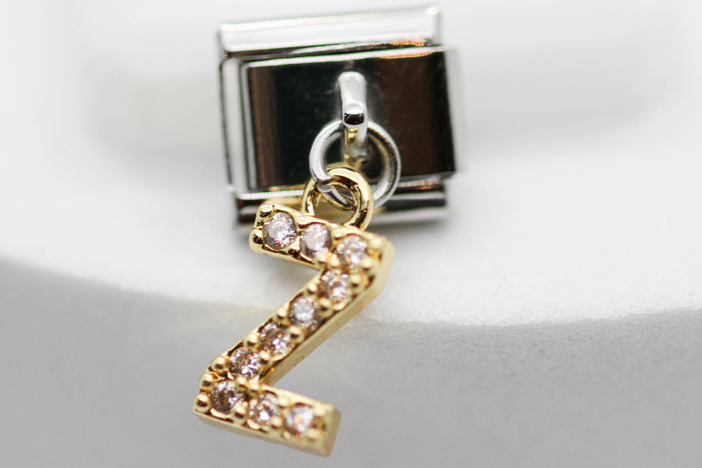 CHARM INICIAL COLGANTE CIRCONIAS;  PULSERA ITALIANA DIJE DORADO.  ¡Elige tu inicial!