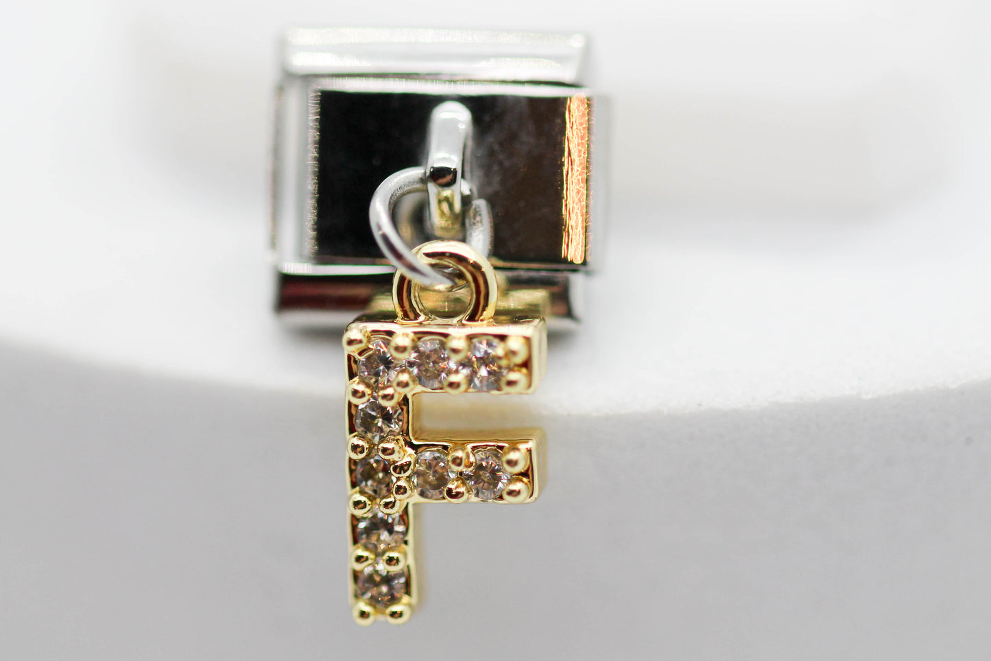 CHARM INICIAL COLGANTE CIRCONIAS;  PULSERA ITALIANA DIJE DORADO.  ¡Elige tu inicial!