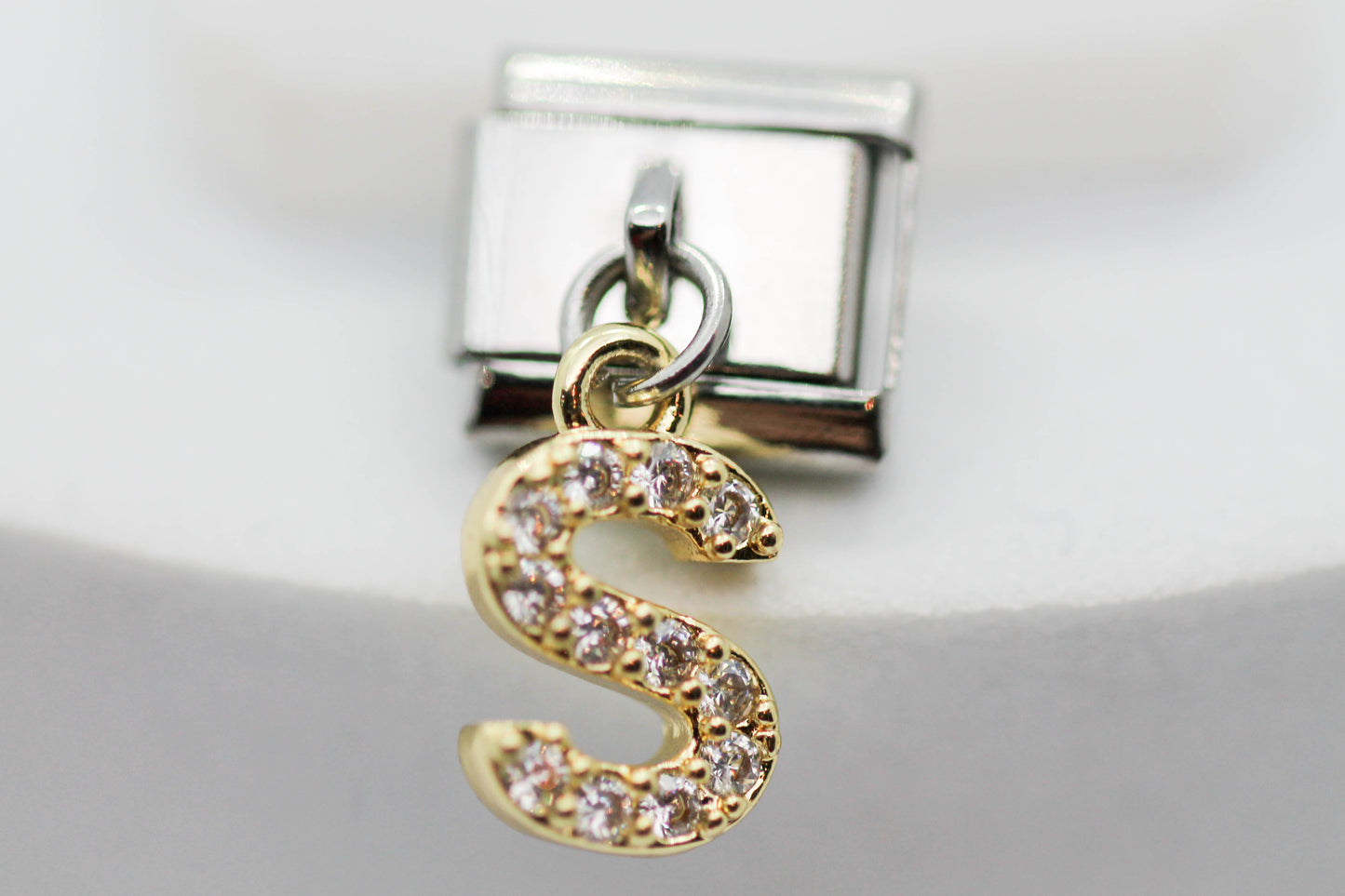 CHARM INICIAL COLGANTE CIRCONIAS;  PULSERA ITALIANA DIJE DORADO.  ¡Elige tu inicial!