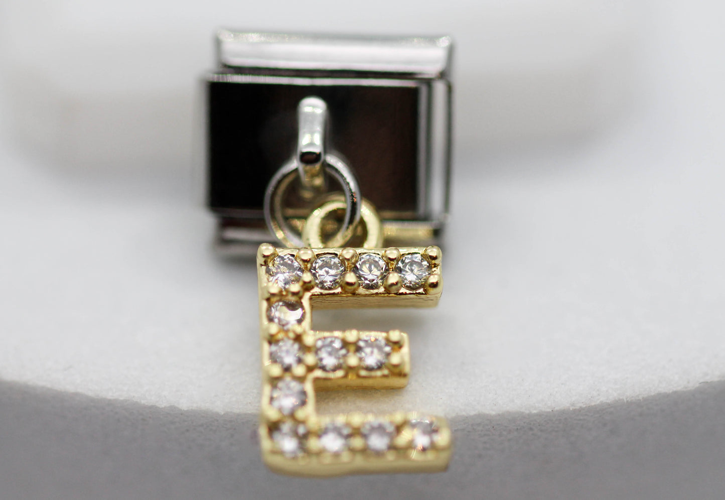 CHARM INICIAL COLGANTE CIRCONIAS;  PULSERA ITALIANA DIJE DORADO.  ¡Elige tu inicial!