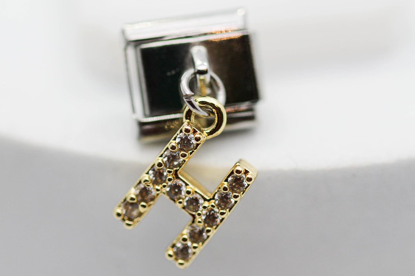 CHARM INICIAL COLGANTE CIRCONIAS;  PULSERA ITALIANA DIJE DORADO.  ¡Elige tu inicial!