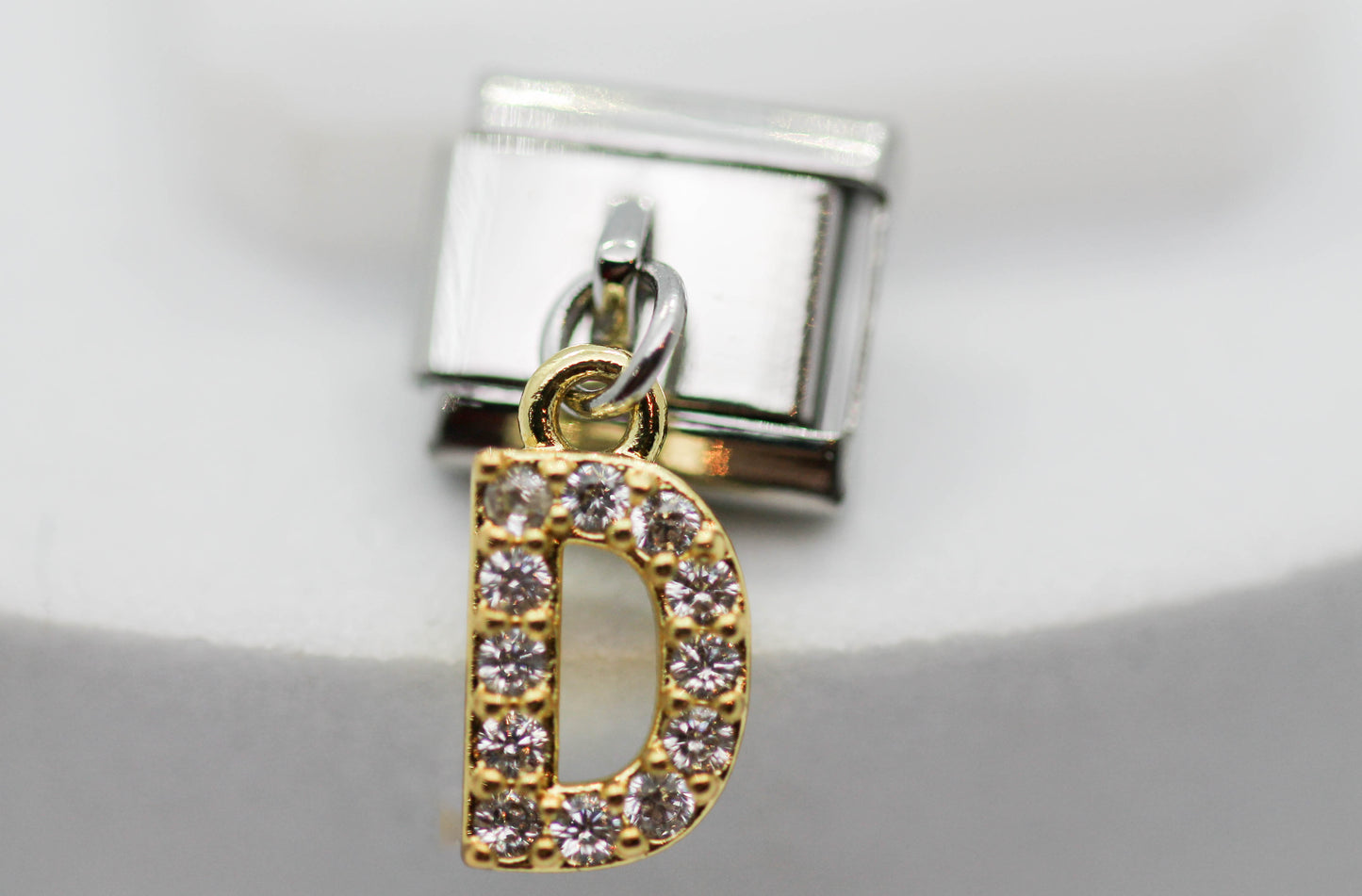 CHARM INICIAL COLGANTE CIRCONIAS;  PULSERA ITALIANA DIJE DORADO.  ¡Elige tu inicial!
