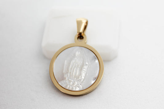 DIJE MADRE PERLA VIRGEN DE GUADALUPE 18MM, TONO DORADO