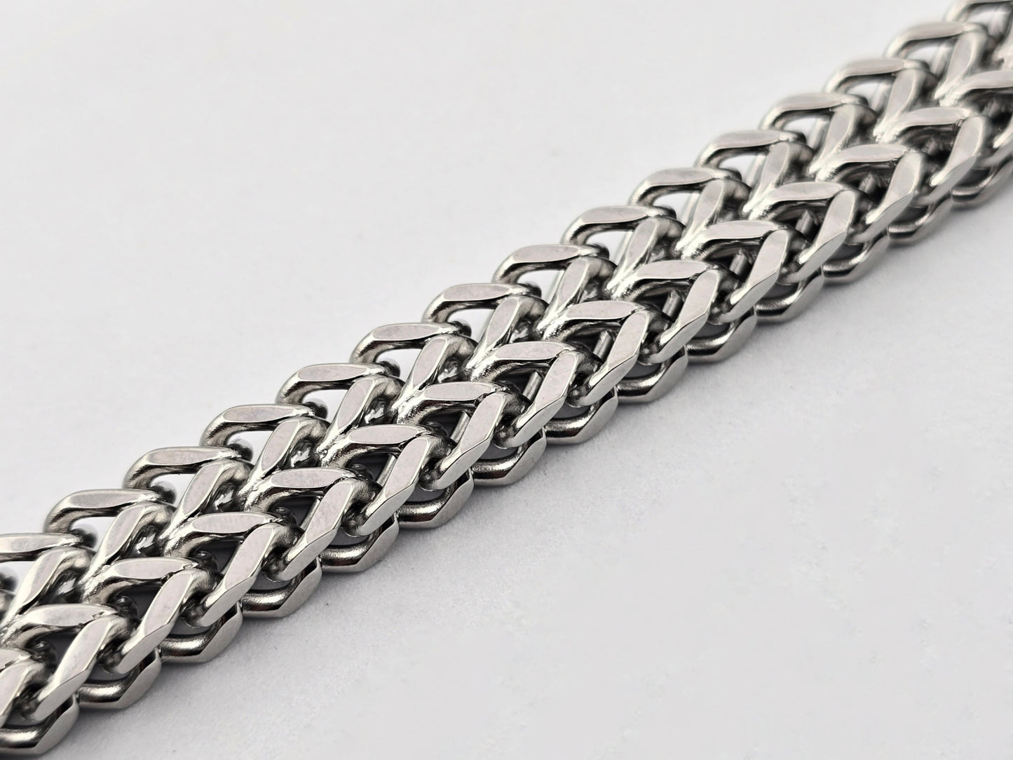 PULSERA CABALLERO CADENA DOBLE ESPIGA 21CMS LARGO; 12 X 6MM ANCHO; TONO PLATEADO