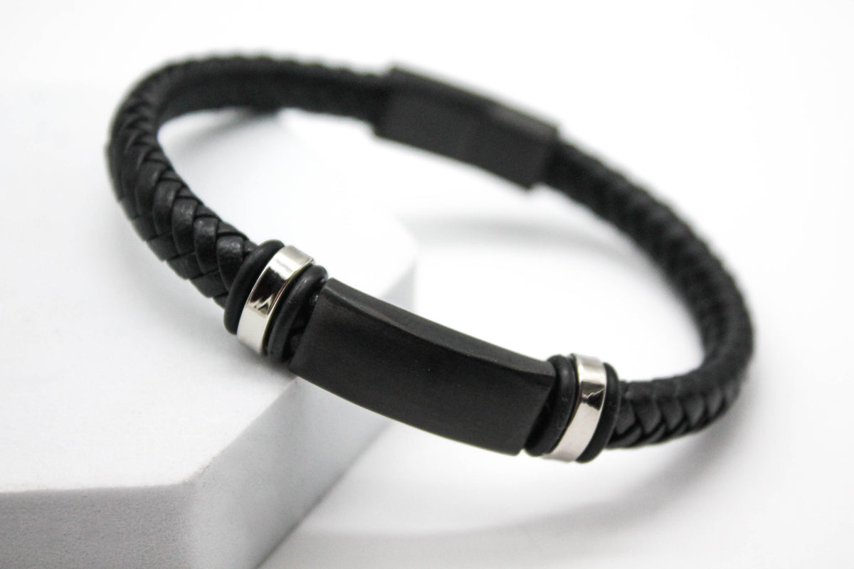 PULSERA CABALLERO PIEL NEGRA PLACA NEGRA CON LINEAS PLATEADAS BROCHE NEGRO