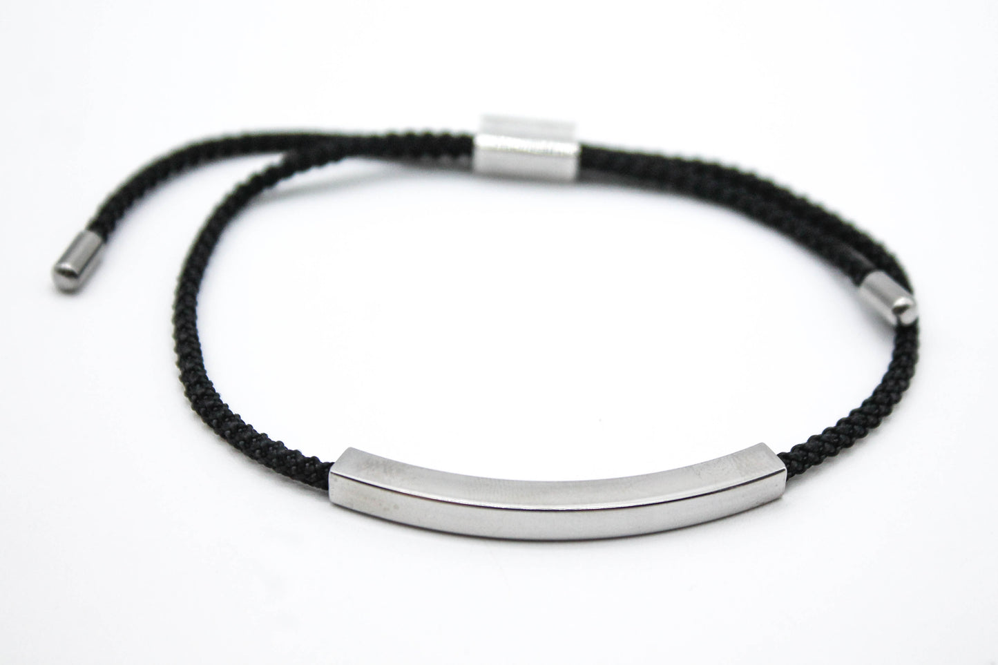 PULSERA UNISEX AJUSTABLE CORDON NEGRO; TONO PLATEADO