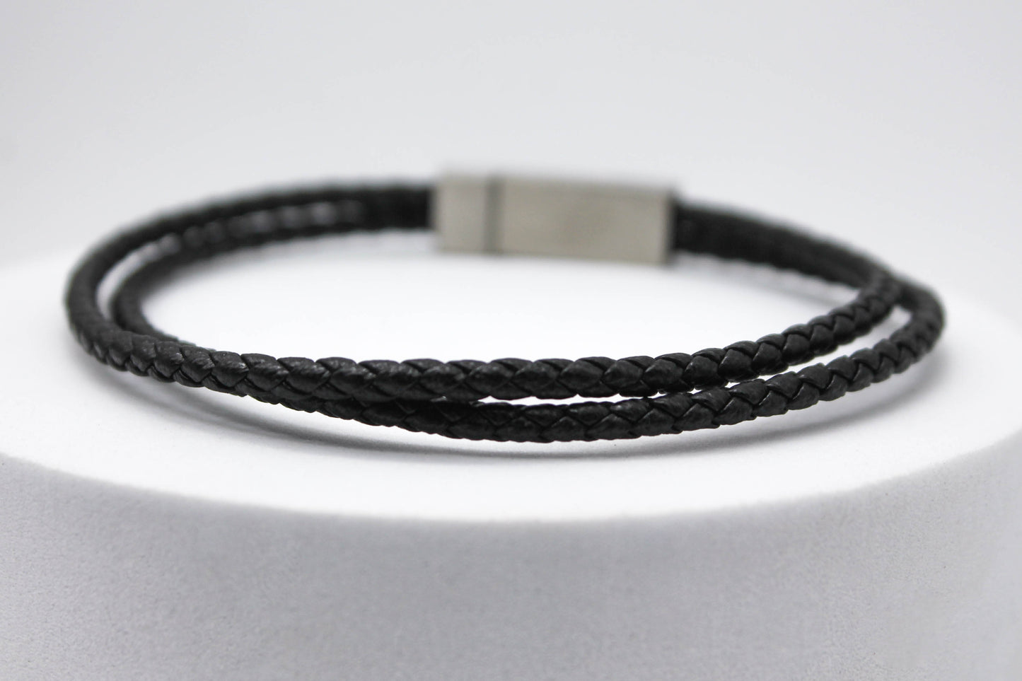 PULSERA CABALLERO PIEL NEGRA DOBLE TRANZADA BROCHE ACERO; TONO PLATEADO