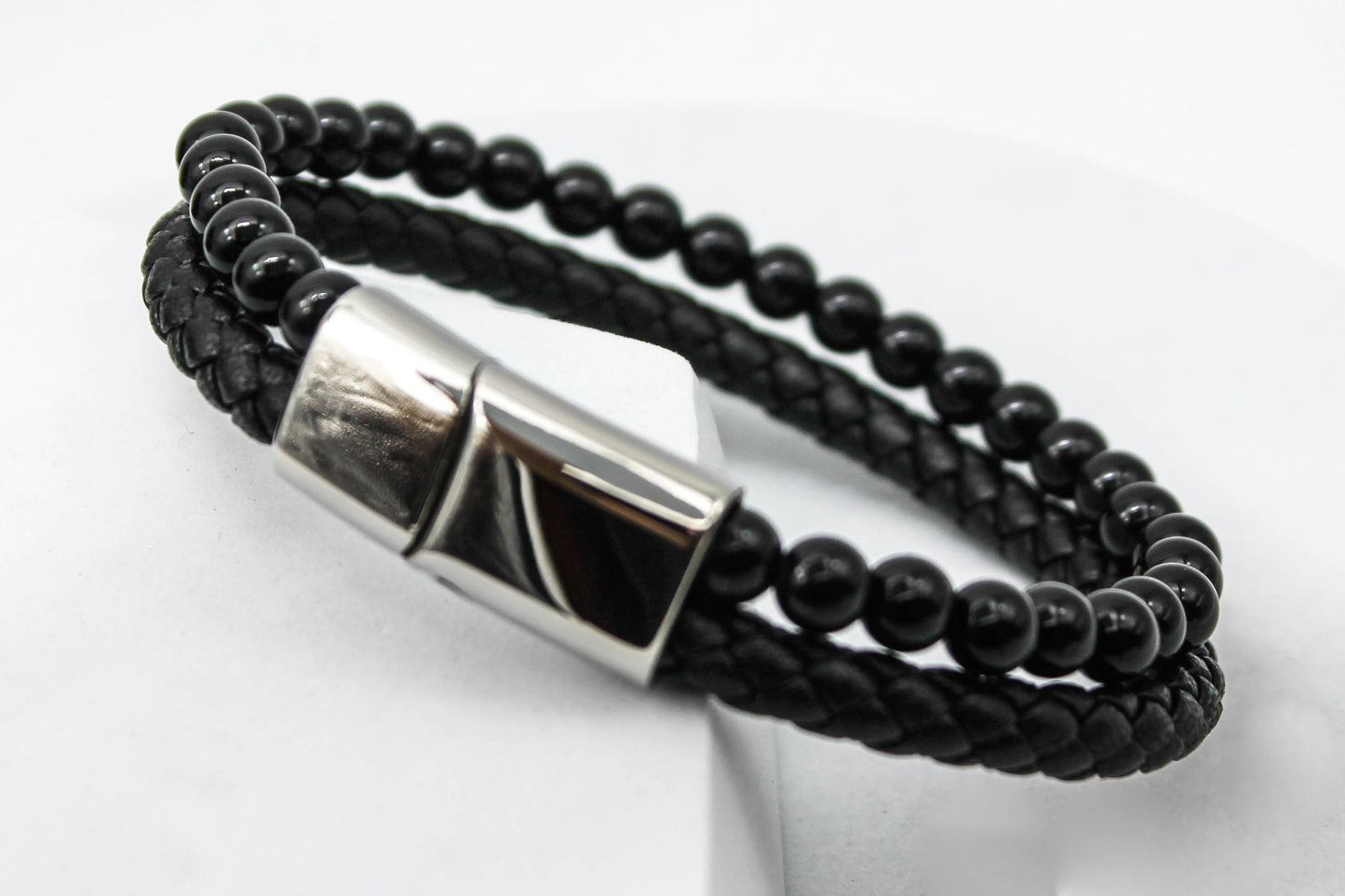 PULSERA CABALLERO PIEL 2-1 TRENZA Y ESFERAS NEGRAS; BROCHE PLATEADO