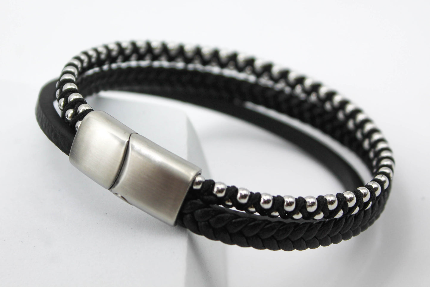 PULSERA CABALLERO 3-1 LISA, TRENZA, ESFERAS PLATEADAS EN HILO NEGRO 21CM