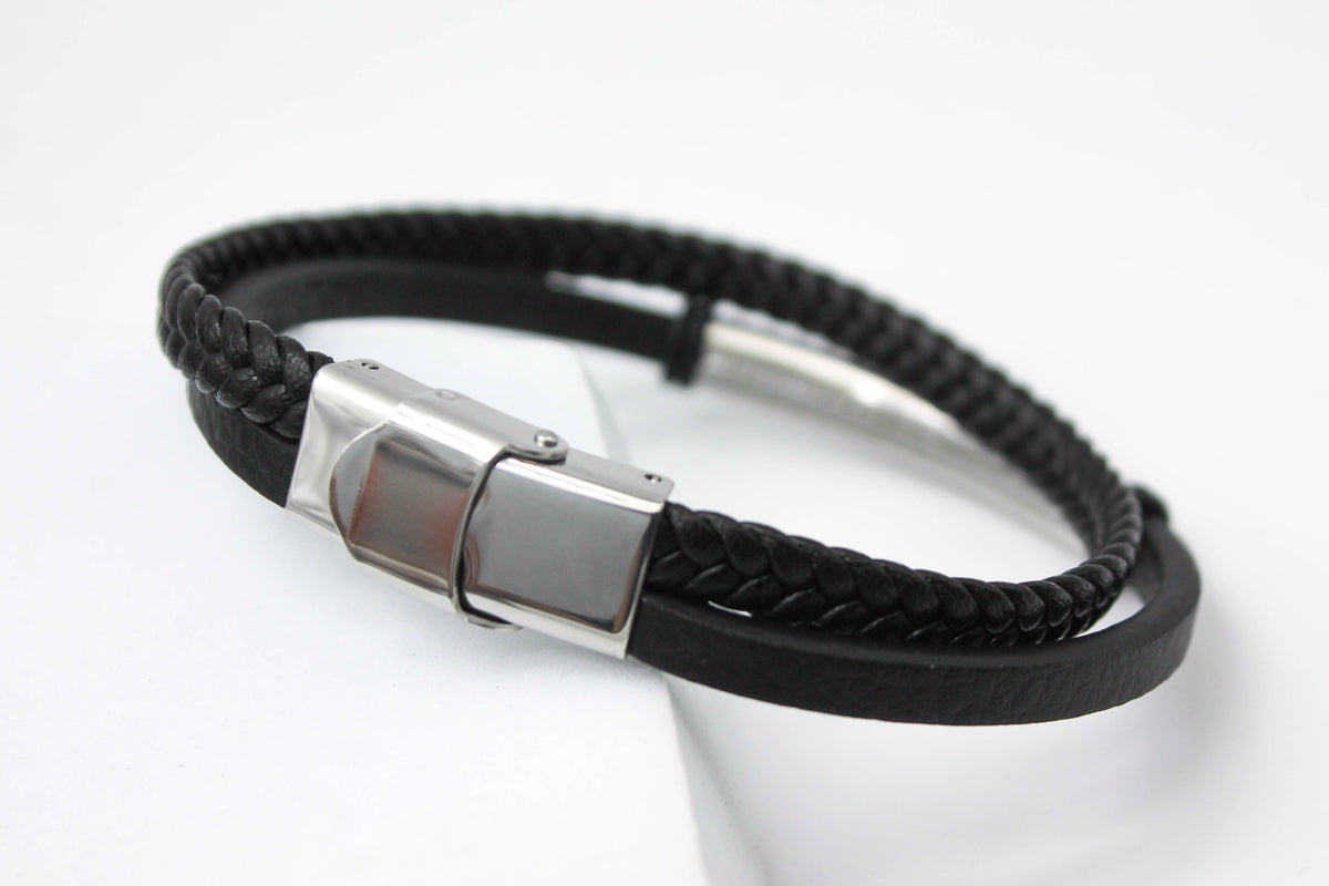 PULSERA CABALLERO PIEL NEGRA DOBLE PLANA Y TRENZADA PLACA ACERO; TONO PLATEADO