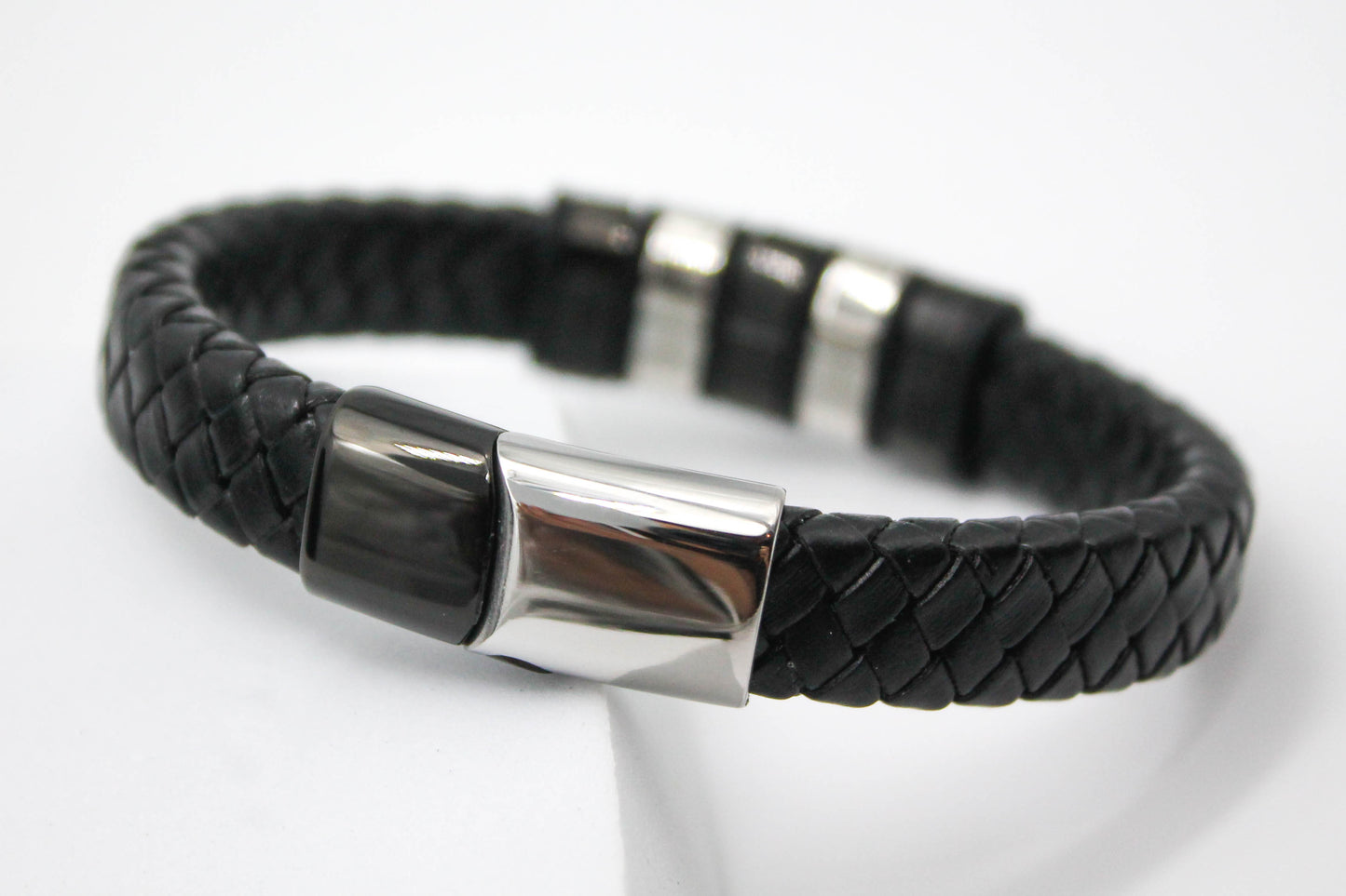 PULSERA CABALLERO PIEL TRENZA 12MM GROSOR 3 PLACAS NG/2 PLAT; BROCHE PLATEADO/ NEGRO