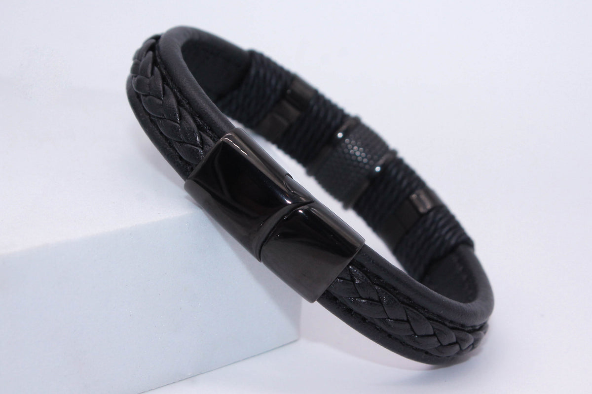 PULSERA CABALLERO PIEL NEGRA PLACAS HILO Y TRENZA; BROCHE NEGRO