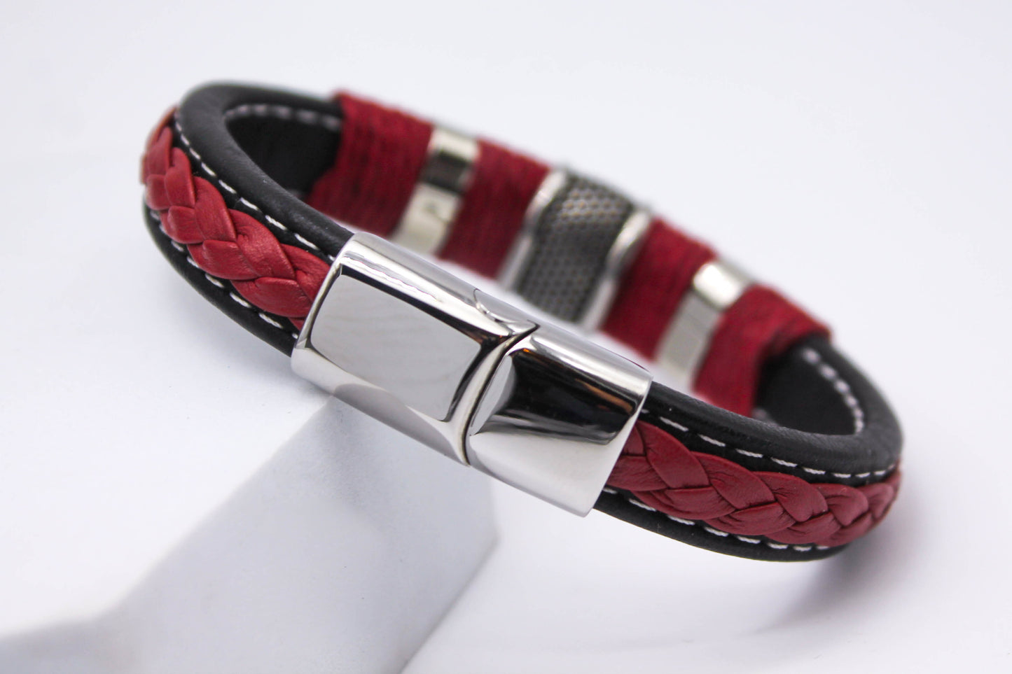 PULSERA CABALLERO PIEL NEGRA PLACAS PLATEADAS HILO Y TRENZA ROJA; BROCHE PLATEADO