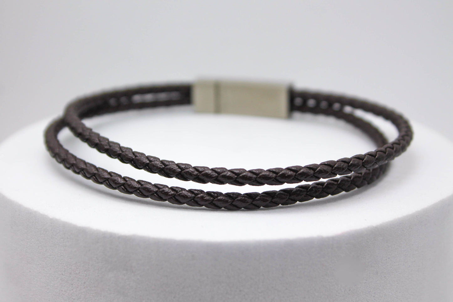 PULSERA CABALLERO PIEL CAFE DOBLE TRENZADA BROCHE ACERO; TONO PLATEADO