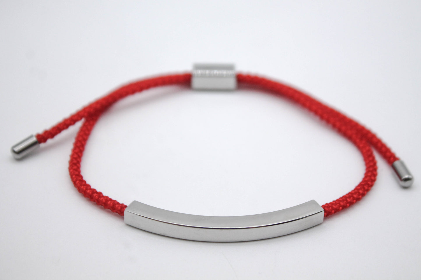 PULSERA UNISEX AJUSTABLE CORDON ROJO; TONO PLATEADO