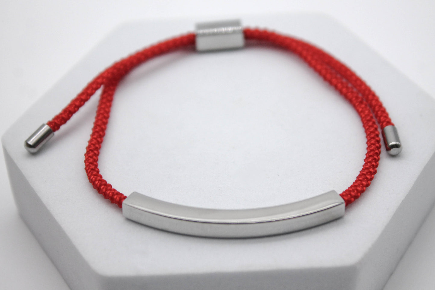 PULSERA UNISEX AJUSTABLE CORDON ROJO; TONO PLATEADO