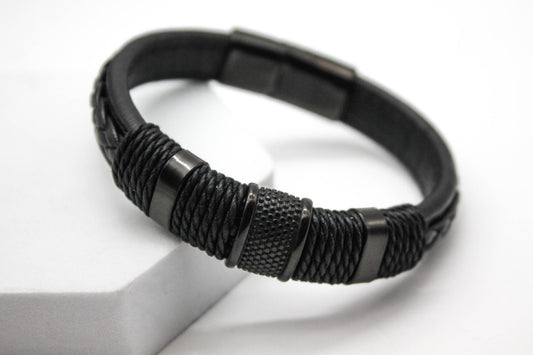 PULSERA CABALLERO PIEL NEGRA PLACAS HILO Y TRENZA; BROCHE NEGRO