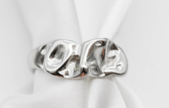 ANILLO ARRUGADO ANCHO AJUSTABLE, TONO PLATEADO