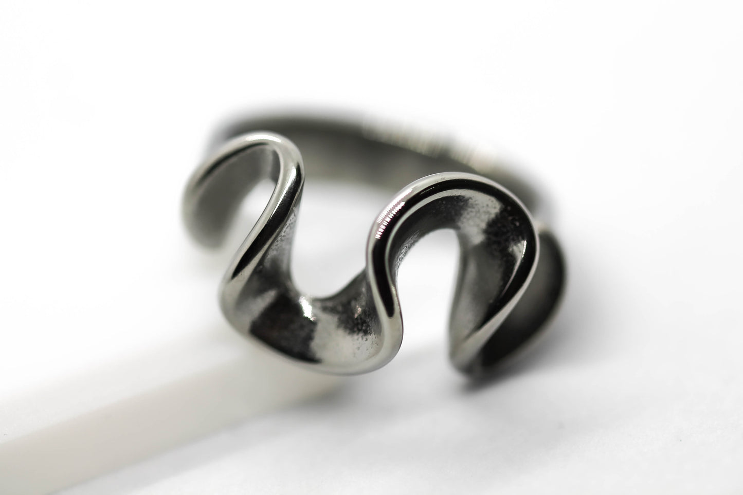ANILLO PLIZADO; TONO PLATEADO