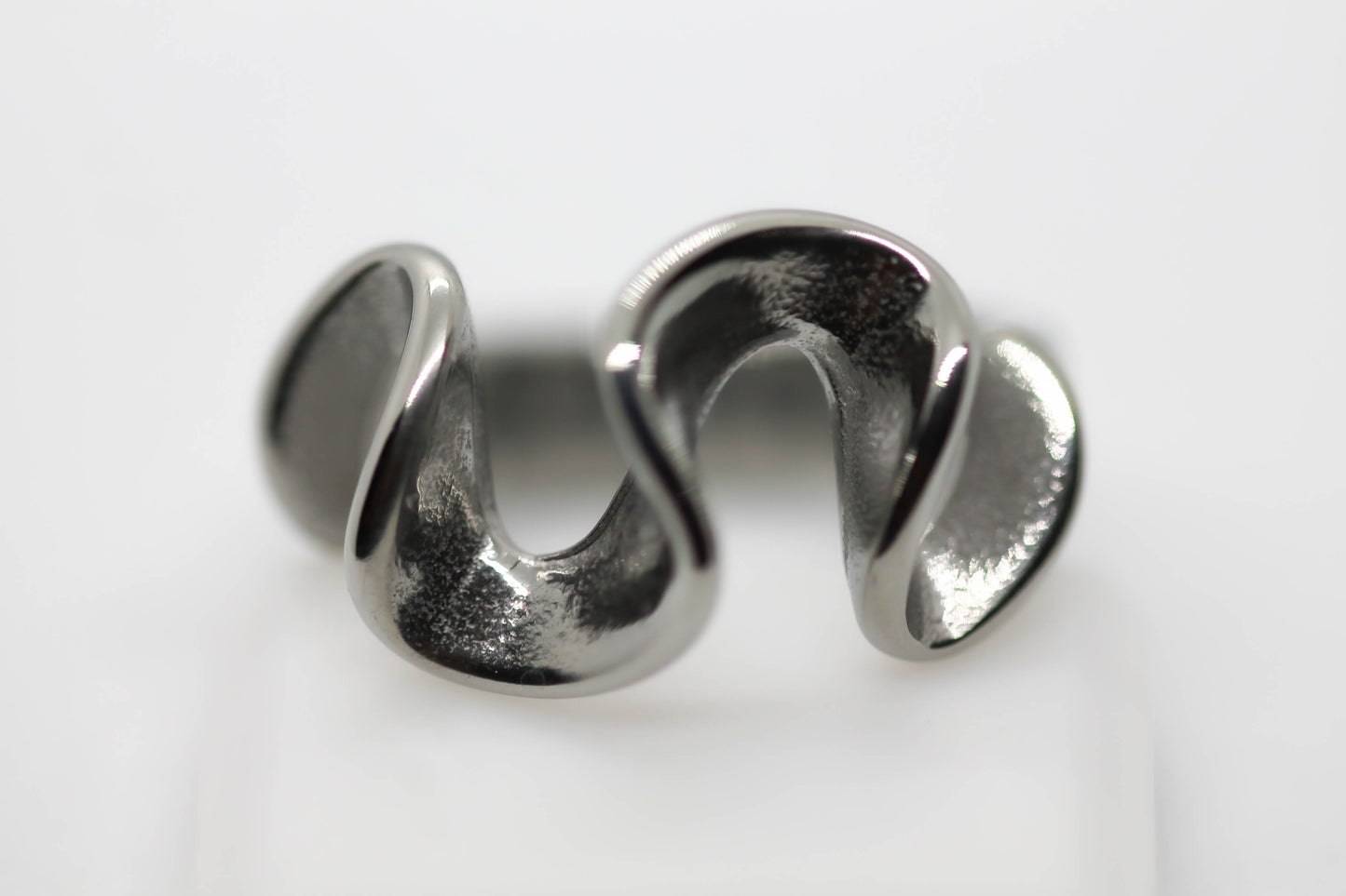 ANILLO PLIZADO; TONO PLATEADO