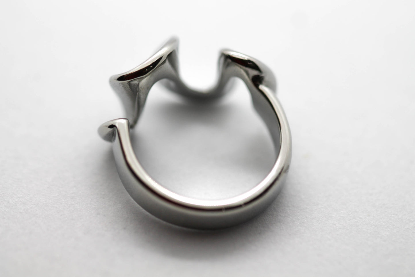 ANILLO PLIZADO; TONO PLATEADO
