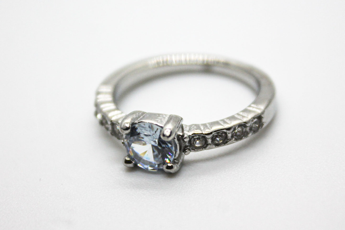 ANILLO SOLITARIO MEDIA CHURUMBELA; TONO PLATEADO