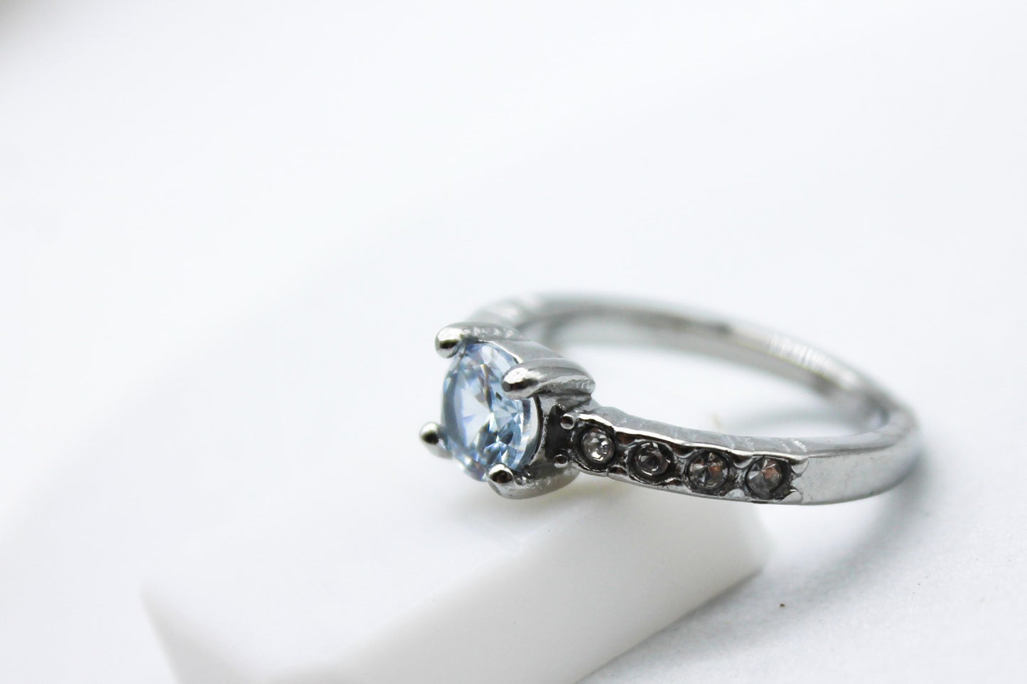 ANILLO SOLITARIO MEDIA CHURUMBELA; TONO PLATEADO