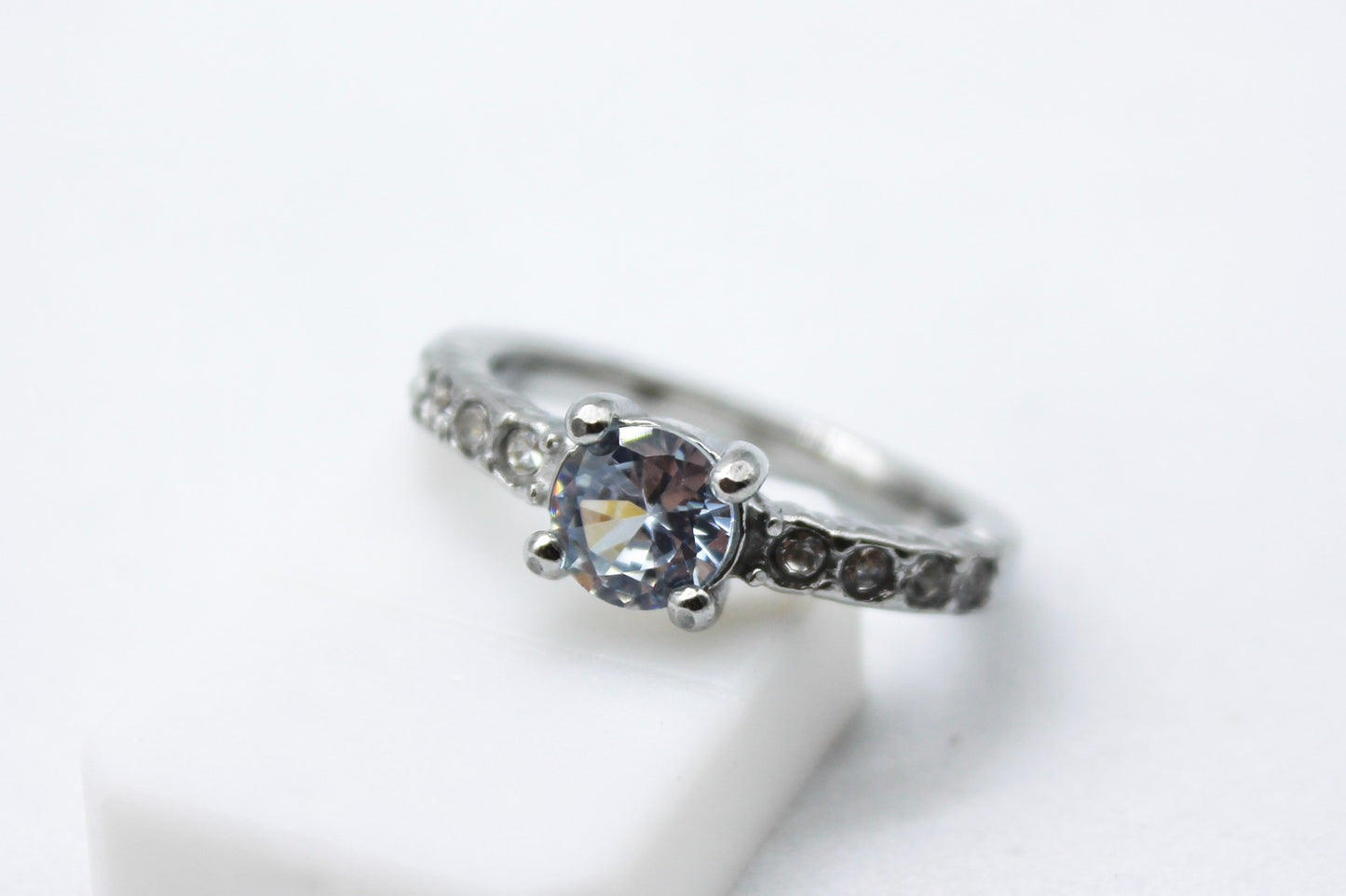ANILLO SOLITARIO MEDIA CHURUMBELA; TONO PLATEADO