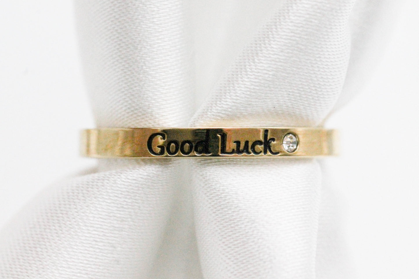 ANILLO AJUSTABLE SOLITARIO "GOOD LUCK", TONO DORADO