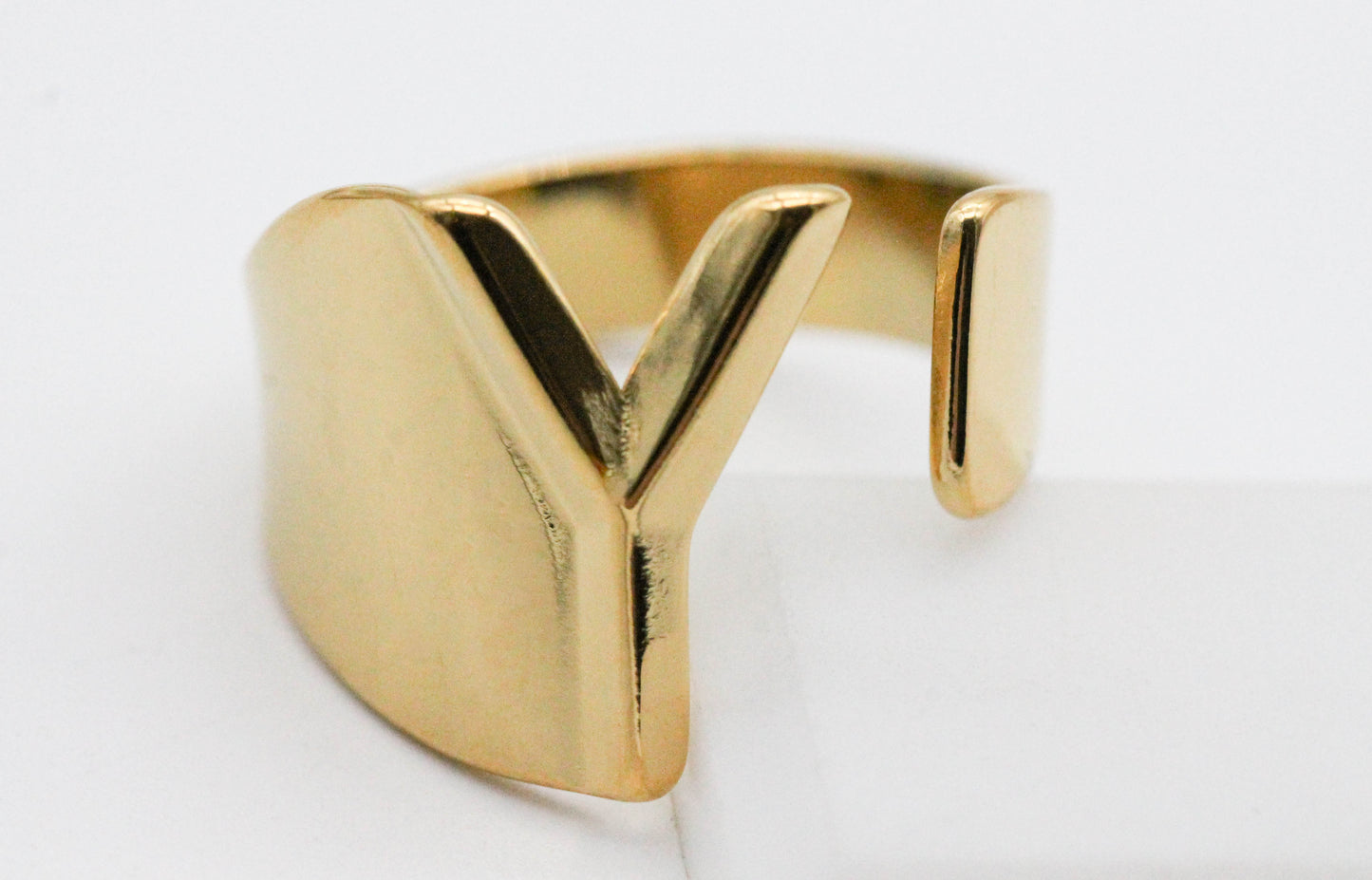 ANILLO AJUSTABLE INICIAL, TONO DORADO