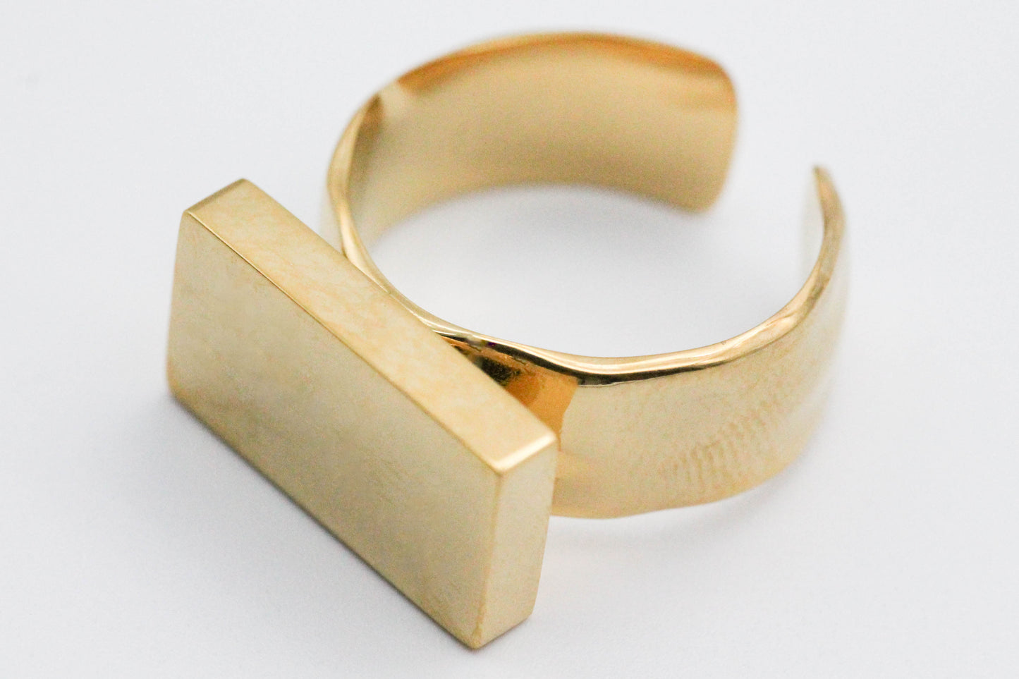 ANILLO AJUSTABLE RECTANGULO, TONO DORADO