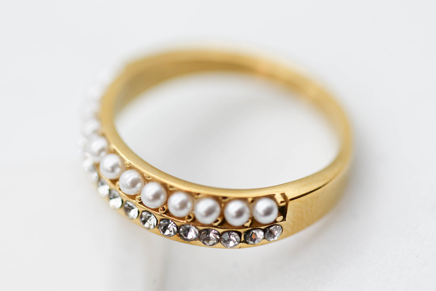 ANILLO MEDIA LINEA CIRCONIAS/PERLAS SINTETICAS; TONO DORADO