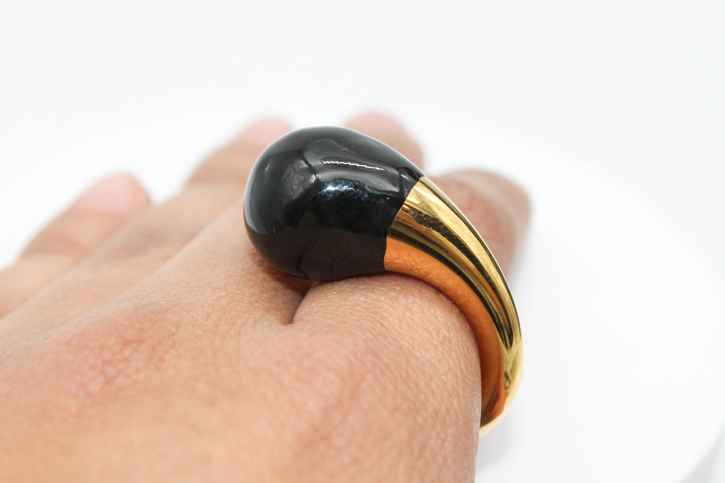 ANILLO BV ESMALTE NEGRO; TONO DORADO