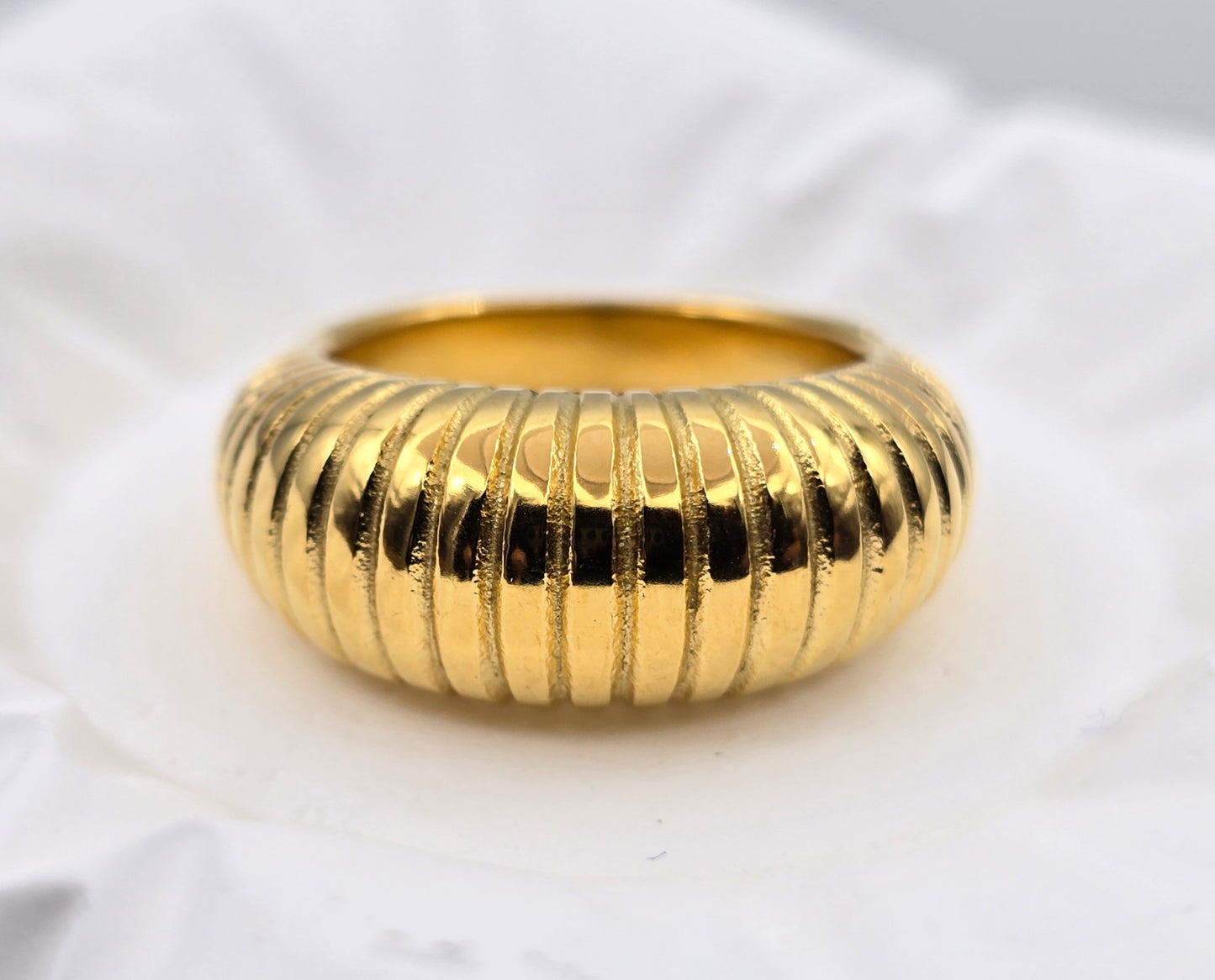 *ANILLO RALLADO ALTO; TONO DORADO*