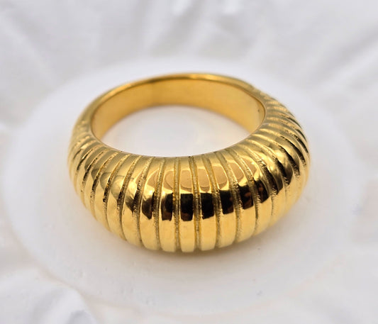*ANILLO RALLADO ALTO; TONO DORADO*