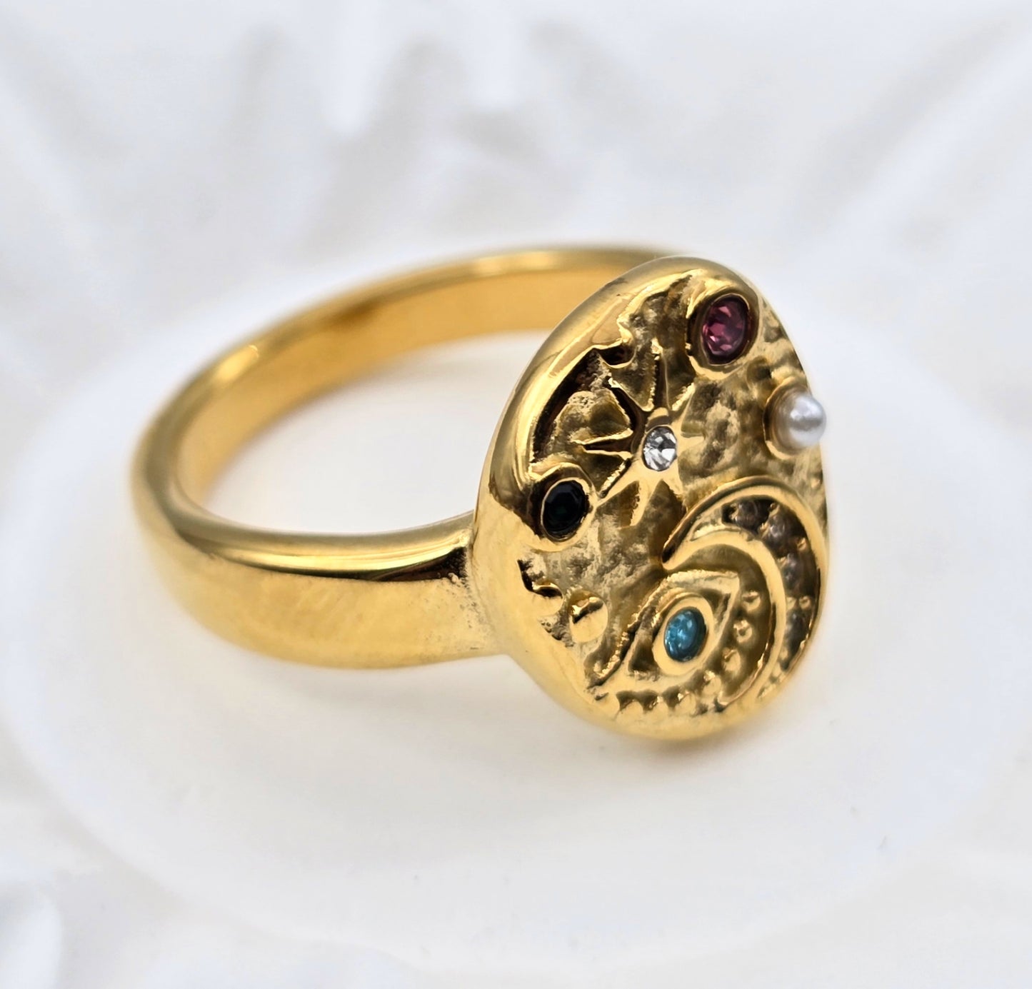 *ANILLO LUNA, OJO, ESTRELLA, PERLA; TONO DORADO*