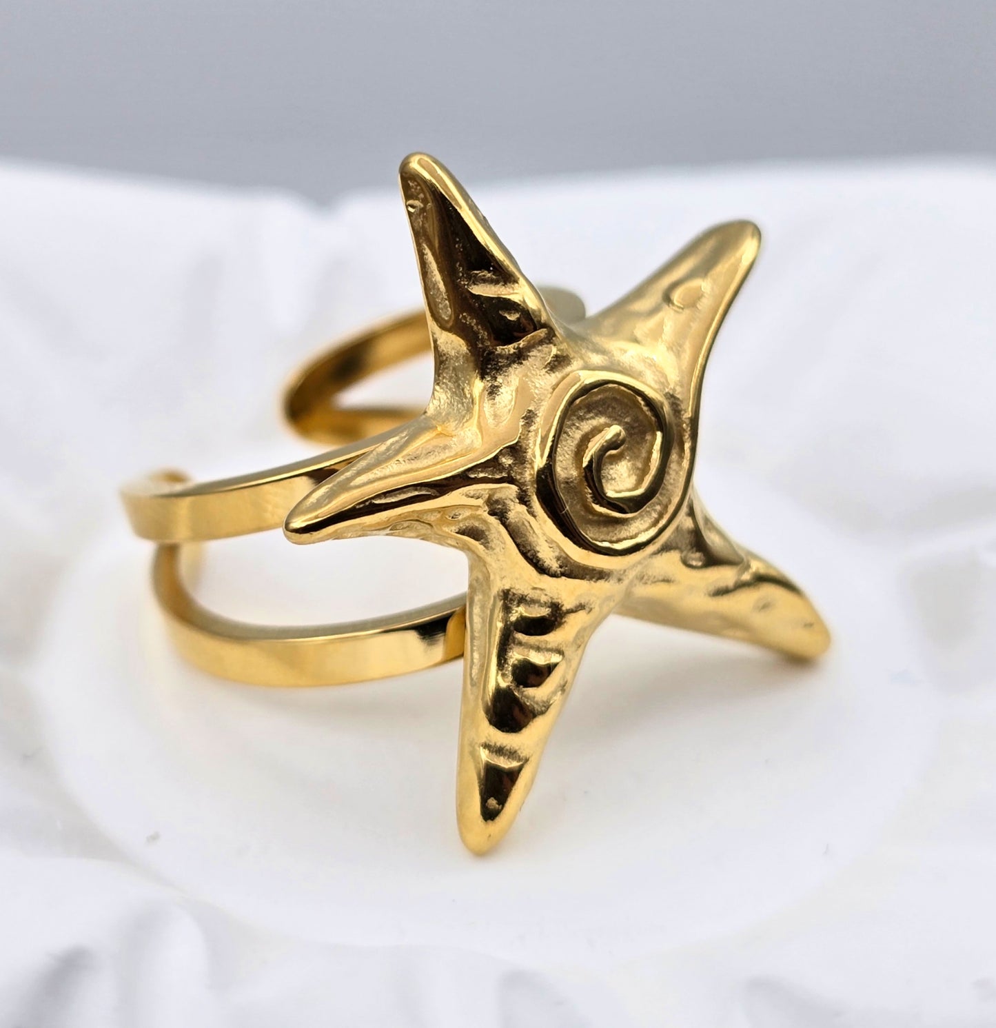 *ANILLO AJUSTABLE ESTRELLA DE MAR; TONO DORADO*