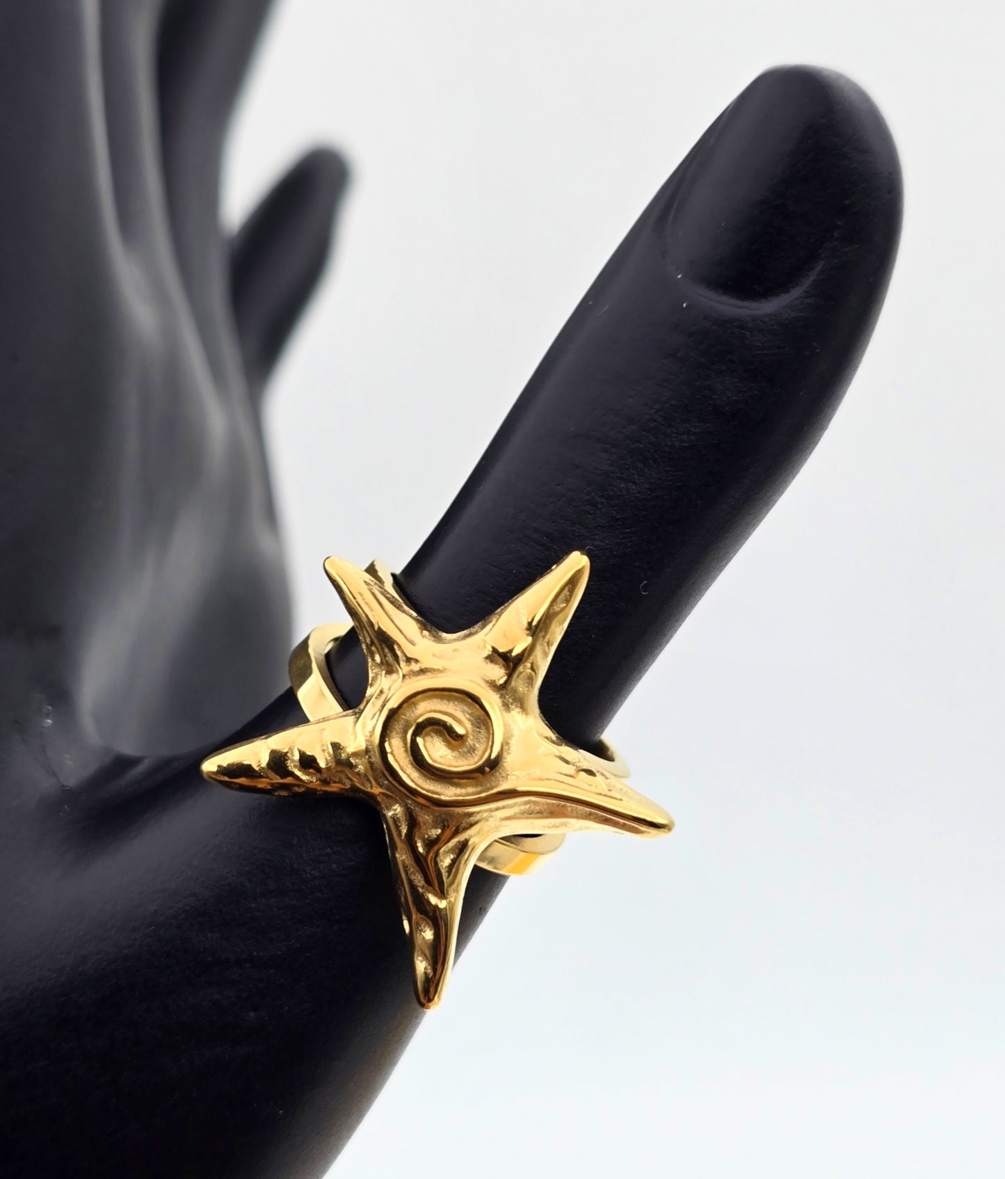 *ANILLO AJUSTABLE ESTRELLA DE MAR; TONO DORADO*