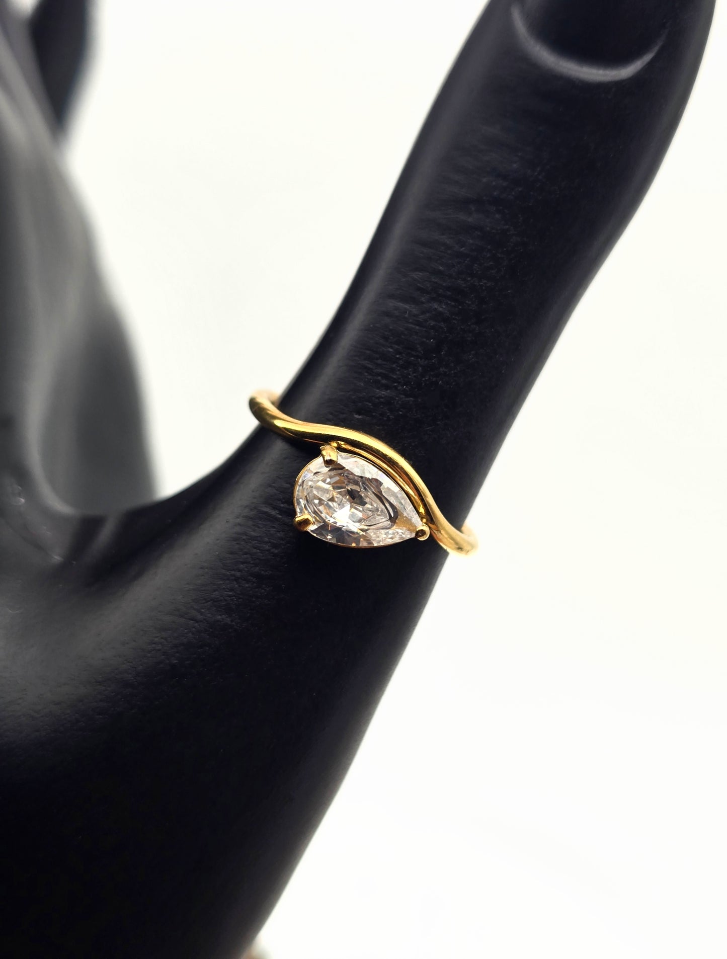 *ANILLO CIRCONIA DE GOTA CON ONDA; TONO DORADO*