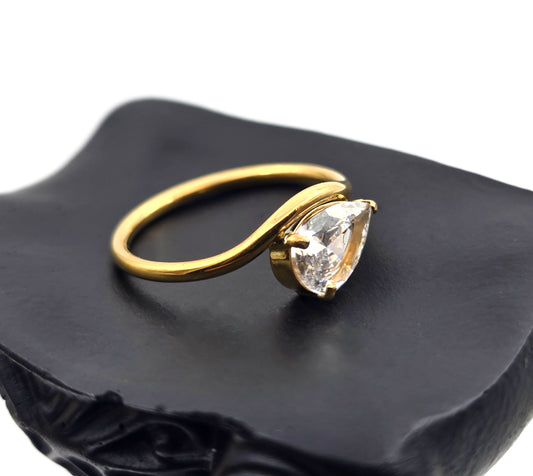 *ANILLO CIRCONIA DE GOTA CON ONDA; TONO DORADO*