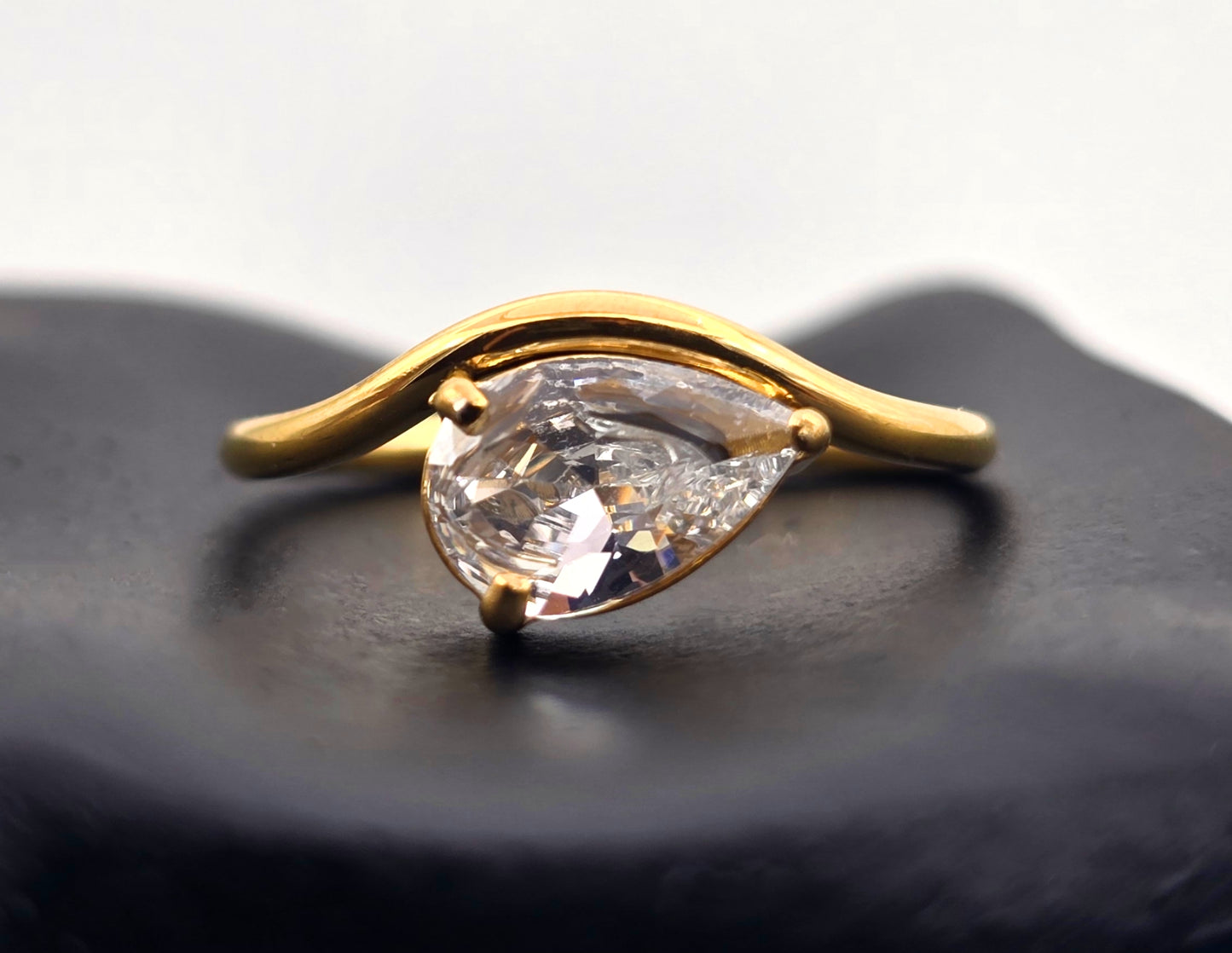 *ANILLO CIRCONIA DE GOTA CON ONDA; TONO DORADO*